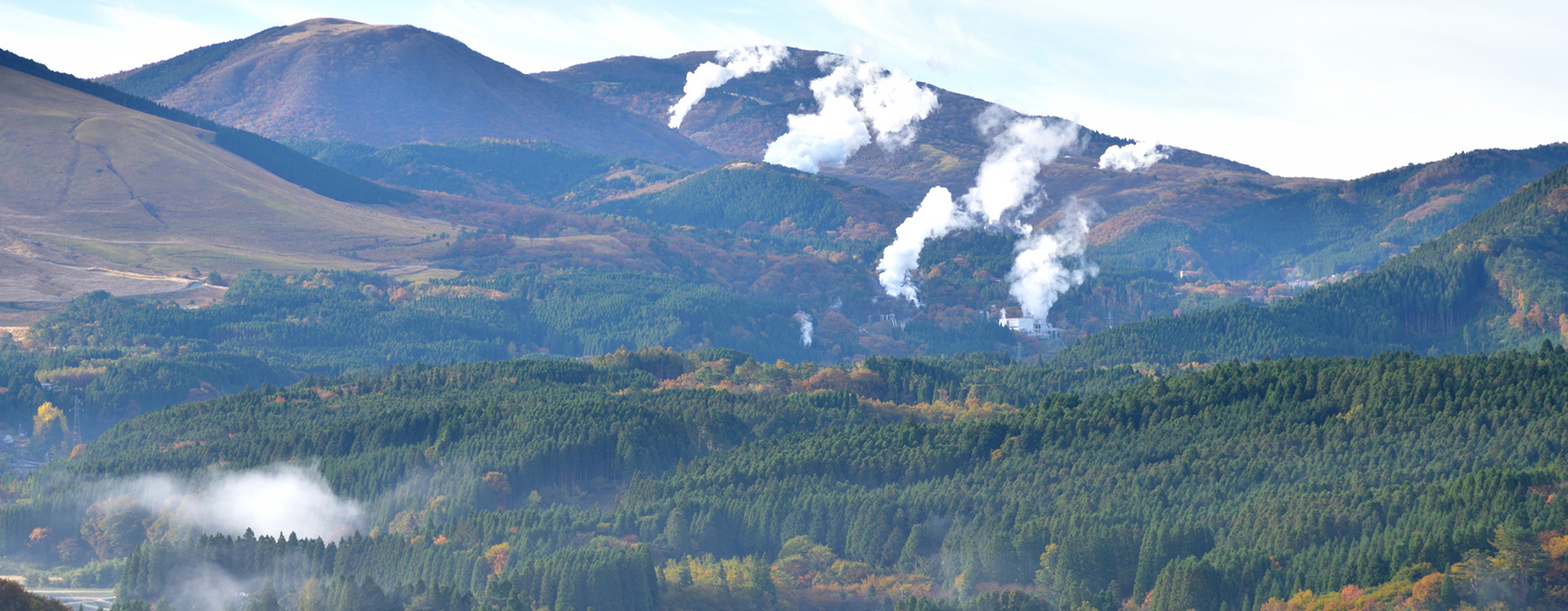 地熱発電：大地から煙が出ている